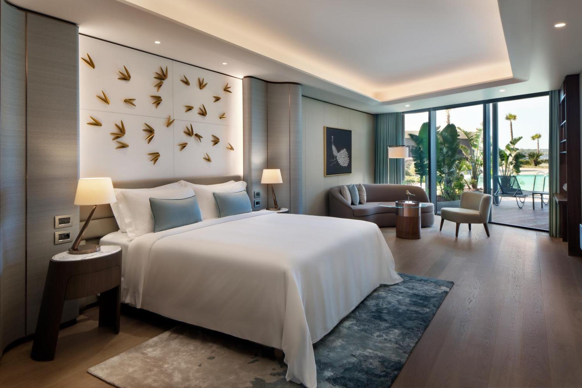 Reges Deluxe Zimmer mit Kingsize- oder Queensize-Bett und direktem Poolzugang