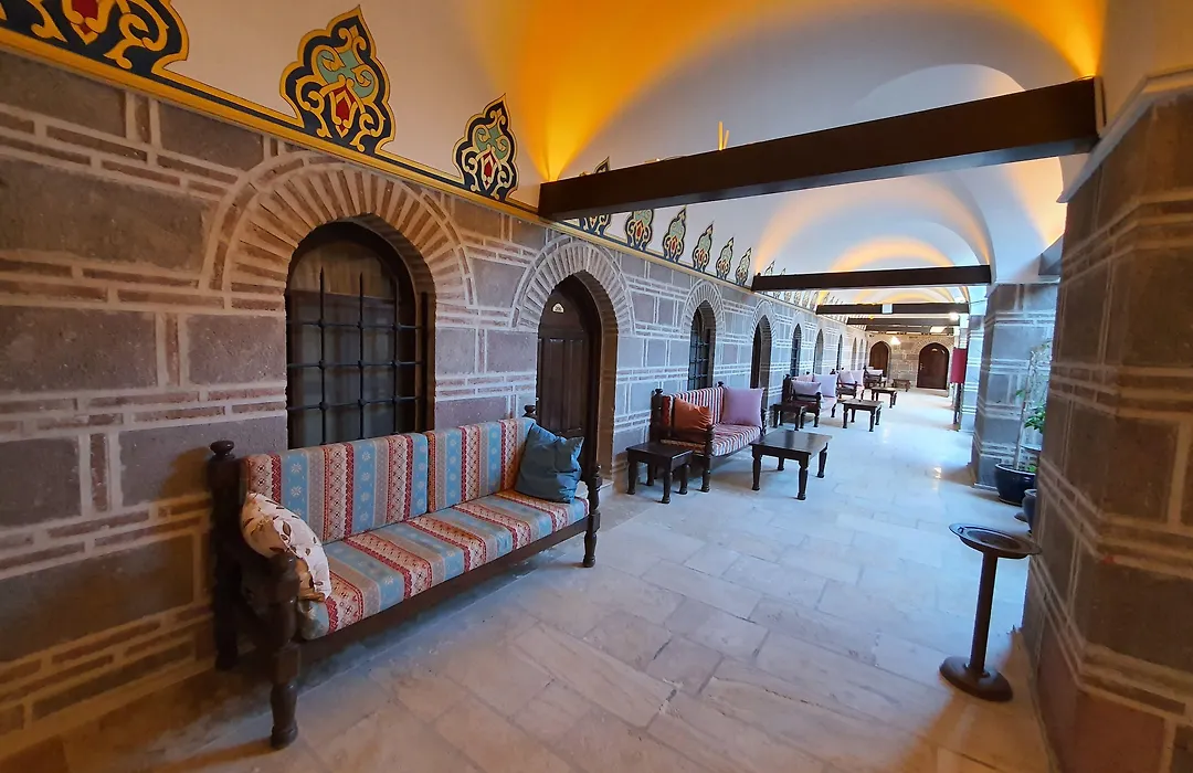 Cesme Kanuni Kervansaray Historical Hotel-1